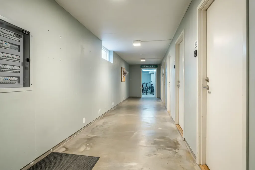 installation av automatiska str mbrytare och r relsevakt i k llarg ng i husby kista